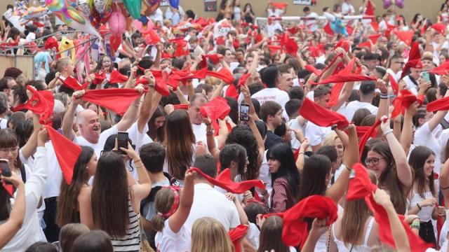 Pasai Antxo arranca sus sanfermines con el chupinazo / Iker Azurmendi Pasai Antxo arranca sus sanfermines con el chupinazo