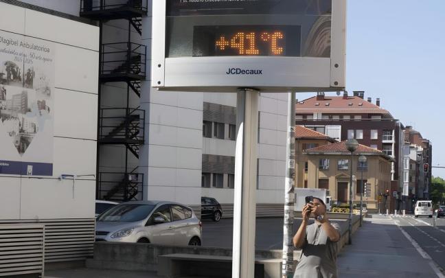 Un termómetro de Gasteiz supera los 40 grados en agosto de 2024. / Álex Larretxi Un termómetro de Gasteiz supera los 40 grados en agosto de 2024.