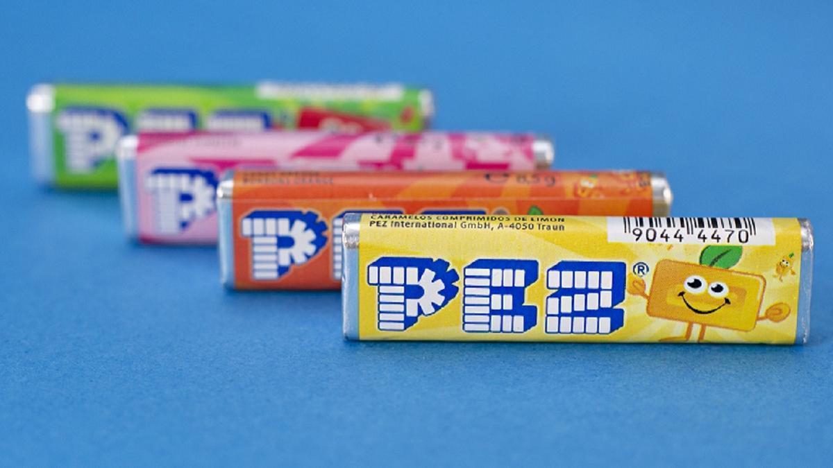 Unos cuantos paquetes de caramelos PEZ.