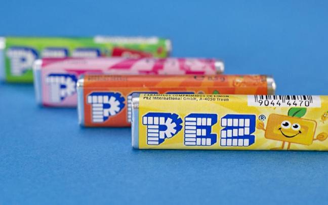Unos cuantos paquetes de caramelos PEZ.