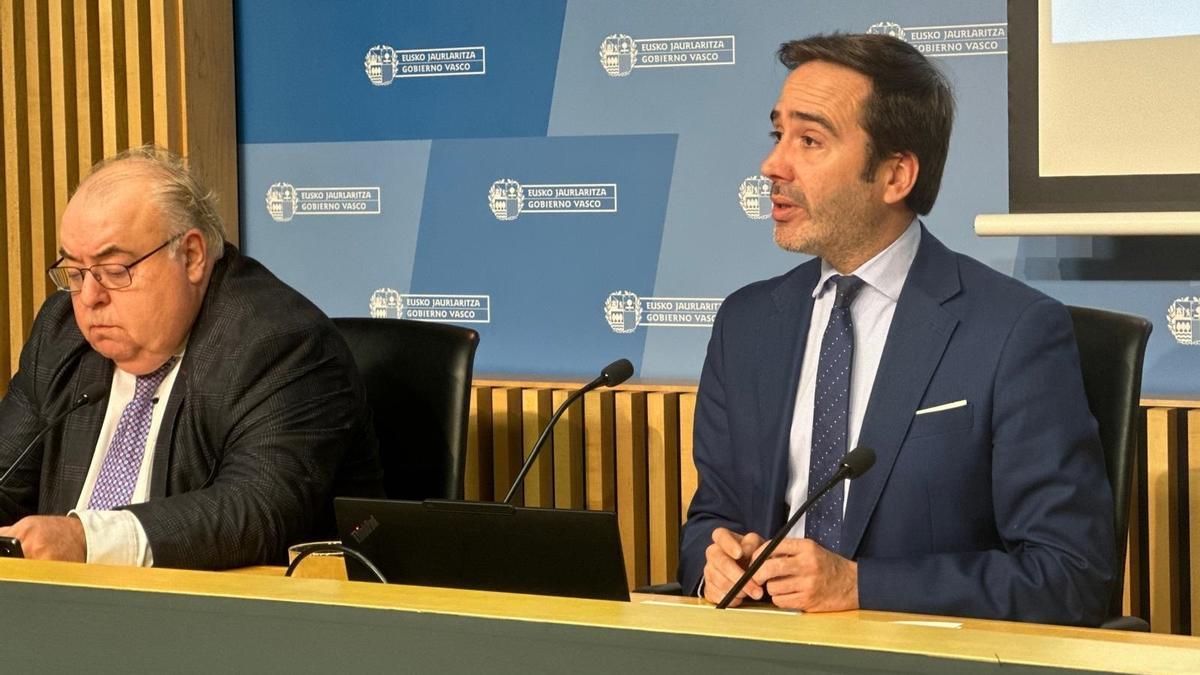 El consejero Javier Hurtado, a la derecha, junto al director de Kontsumobide, Tontxu Rodríguez.