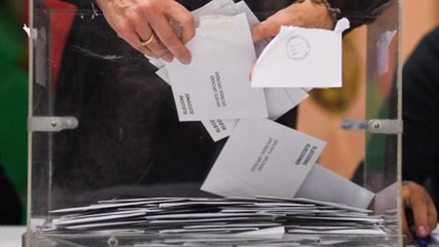 Imagen de archivo de una urna para las elecciones