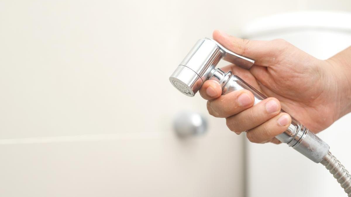Primer plano de una ducha higiénica.