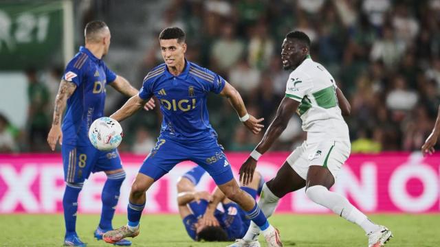 Ilyas Chaira, jugador del Oviedo, y Bambo Diaby, del Elche, disputan el balón.