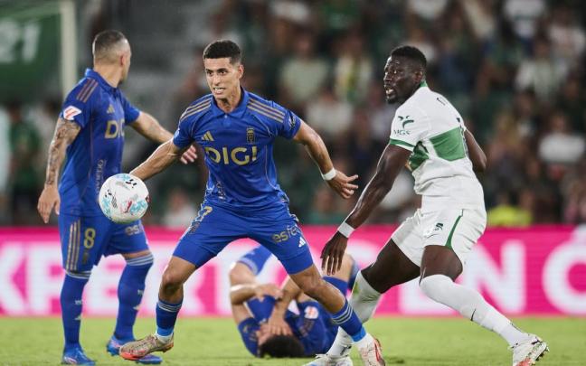 Ilyas Chaira, jugador del Oviedo, y Bambo Diaby, del Elche, disputan el balón.