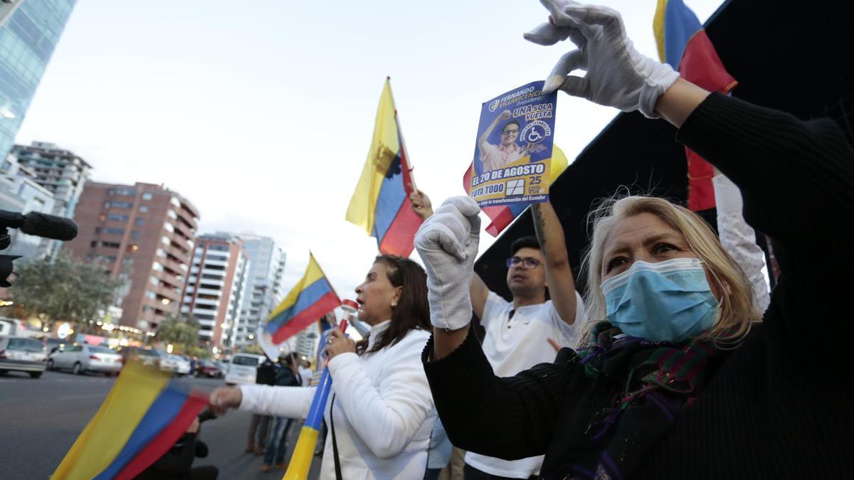 Un grupo de simpatizantes del candidato presidencial de Ecuador Fernando Villavicencio protesta tras su asesinato.