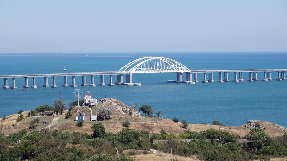 El puente que conecta la isla de Crimea con Rusia, antes de sufrir una nueva explosión.
