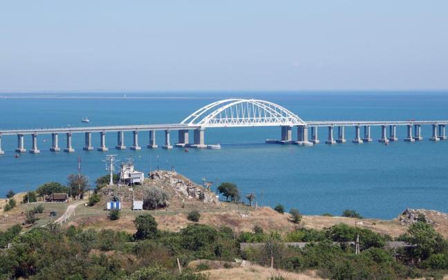 El puente que conecta la isla de Crimea con Rusia, antes de sufrir una nueva explosión. El puente que conecta la isla de Crimea con Rusia, antes de sufrir una nueva explosión.