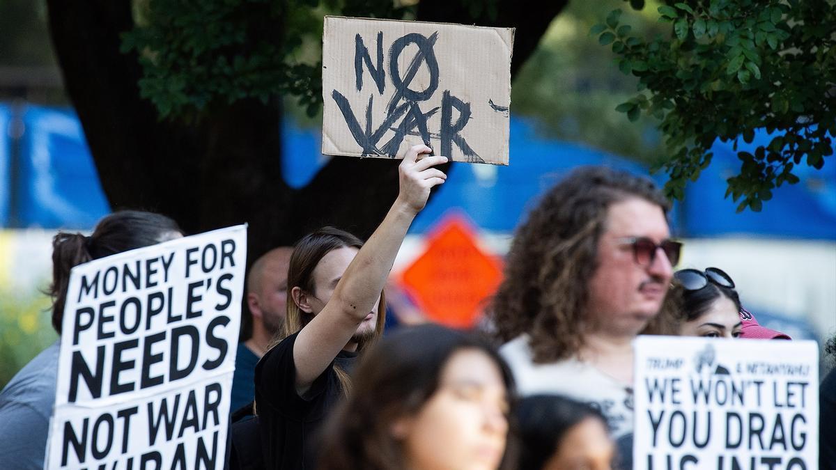 Un grupo de ciudadanos estadounidenses protestan contra la guerra en Irán.