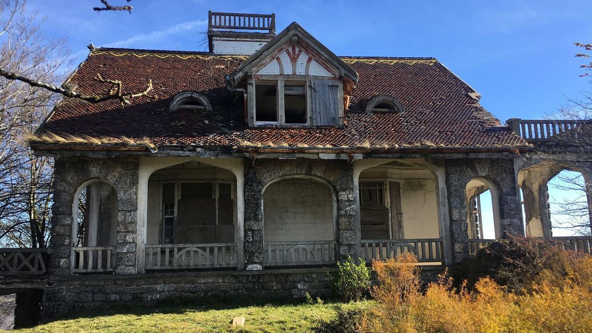 El Palacio de Aikolegui, abandonado en la cima.