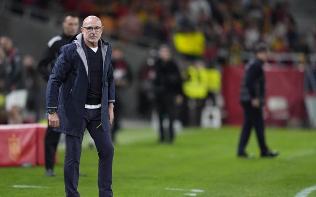 Luis de la Fuente, en la banda mientras se disputa el España-Turquía.