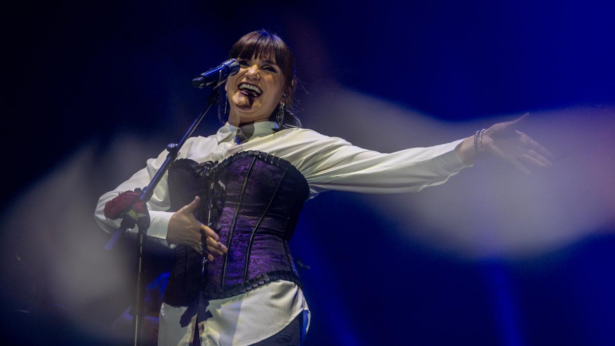 María de los Ángeles Rozalén Ortuño, más conocida como Rozalén, es cantante y compositora.