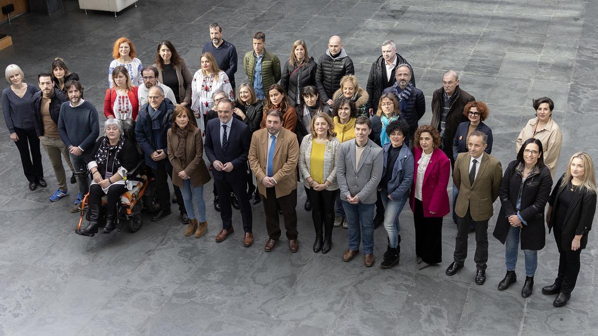 Unai Hualde, Elena Acaz y Eduardo Santos, junto a representantes de organizaciones de voluntariado en Navarra, en el Parlamento foral