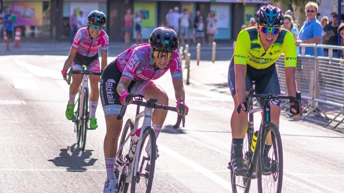 Esprint entre una ciclista del Bizkaia-Durango y otra del Sopela Women's Team el pasado curso.