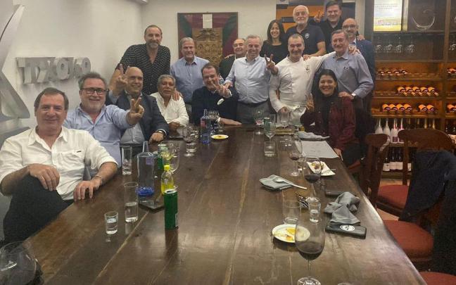 Lambardi, segundo por la izquierda, junto a representantes de varias federaciones que apoyan a Euskadi.