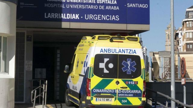 Una ambulancia acede a las urgencias del Hospital Universitario de Araba