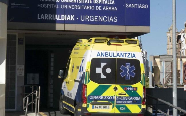 Una ambulancia acede a las urgencias del Hospital Universitario de Araba