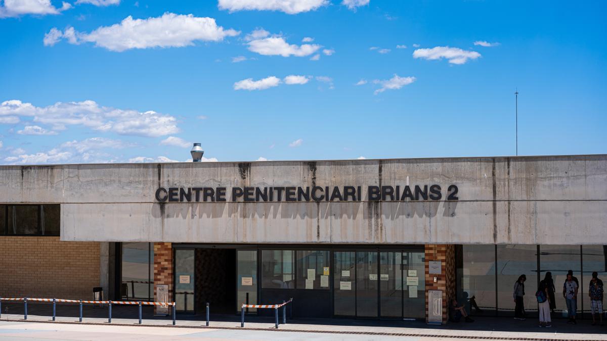 Fachada del Centro Penitenciario Brians 2 de Barcelona, prisión donde fue hallado muerto ayer el magnate del software de antivirus John McAfee.