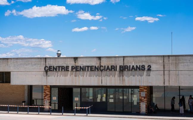 Fachada del Centro Penitenciario Brians 2 de Barcelona, prisión donde fue hallado muerto ayer el magnate del software de antivirus John McAfee.