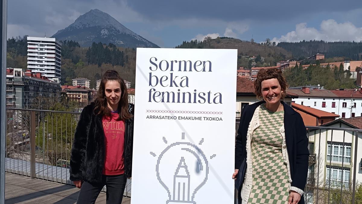 Eva Abuin y Amets Beltrán de Guevara en la presentación de la I Beca de Creatividad Feminista.