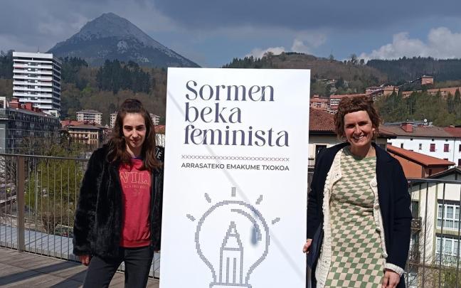 Eva Abuin y Amets Beltrán de Guevara en la presentación de la I Beca de Creatividad Feminista.