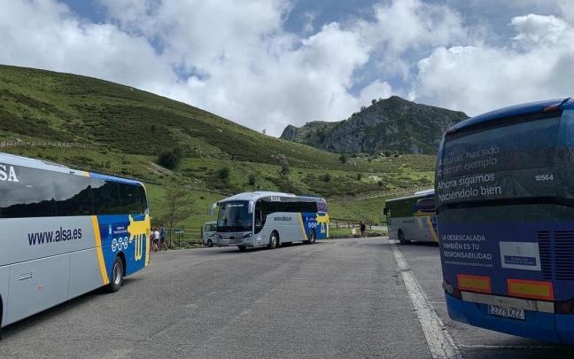 Varios autobuses en los Lagos de Covadonga en una imagen de archivo.