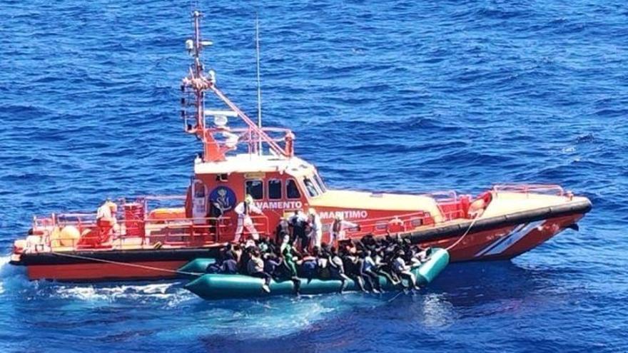 Salvamento Marítimo rescata a migrantes de una lancha neumática.