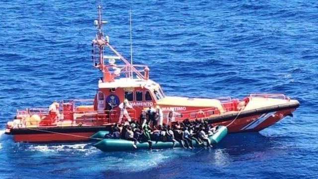 Salvamento Marítimo rescata a migrantes de una lancha neumática.