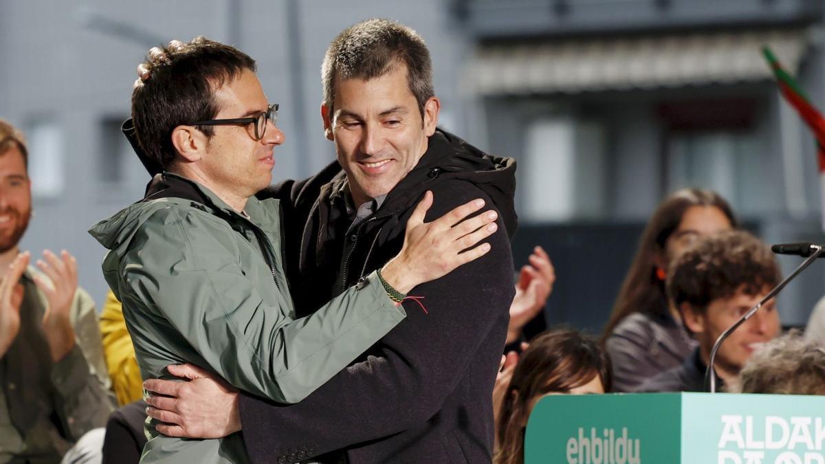 El candidato de EH Bildu, Pello Otxandiano, con el secretario general de Sortu, Arkaitz Rodríguez.