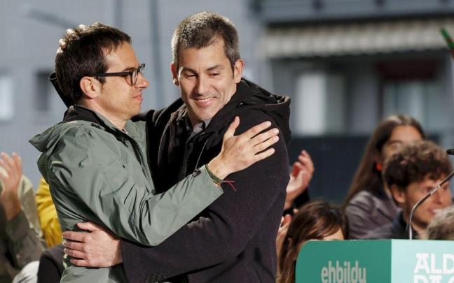 El candidato de EH Bildu, Pello Otxandiano, con el secretario general de Sortu, Arkaitz Rodríguez.
