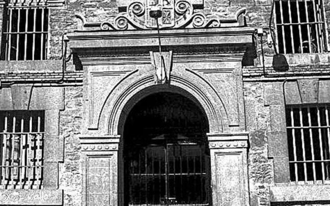 Puerta de la cárcel, 1999 | FOTO: JOXE LACALLE