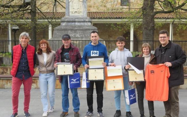 Los premiados, con los representantes de la organización y de los dos ayuntamientos. / Asier Zaldua Los premiados, con los representantes de la organización y de los dos ayuntamientos.
