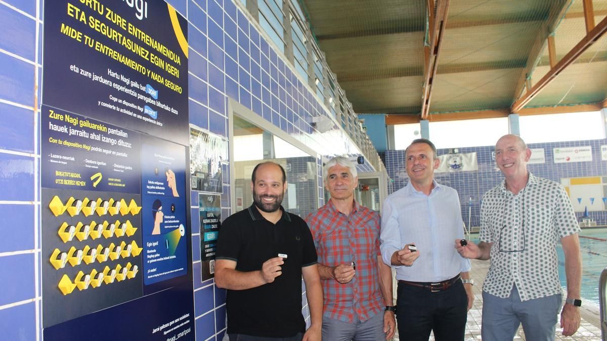 El alcalde Gorka Artola, el presidente de la Federación Vasca de Natación, Rubén de Castro, el CEO de Relaciones Institucionales de Zonyx, José Miguel López, y el responsable técnico municipal de Deportes, Iñaki Ugartuburu.