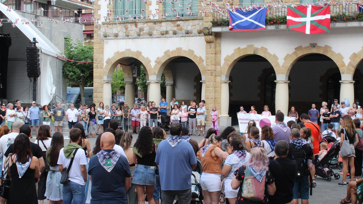 Más de 400 personas se han concentrado esta tarde en Arrigorriaga para condenar la agresión machista del sábado en el Punto Morado