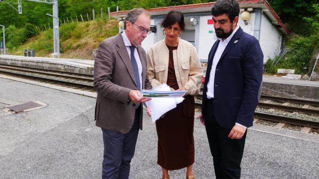 Antonio Berrios, Noemí López y Eric Gálvez, en la estación de Legazpi.