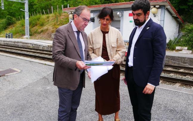 Antonio Berrios, Noemí López y Eric Gálvez, en la estación de Legazpi.