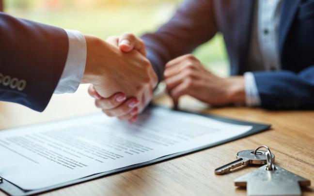 Firma del contrato de compraventa de una vivienda. Firma del contrato de compraventa de una vivienda.