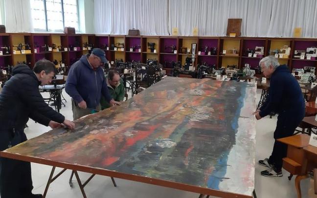 Preparativos para acomodar el cuadro en su futura ubicación.