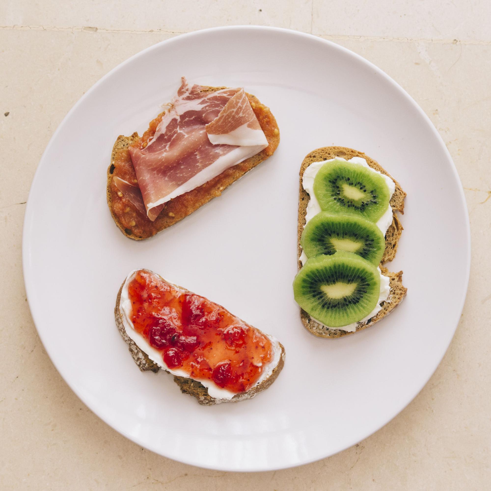 Distintas propuestas con tostadas de pan.
