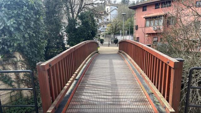 Malla instalada en el puente de la zona de Pinondo