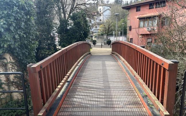 Malla instalada en el puente de la zona de Pinondo