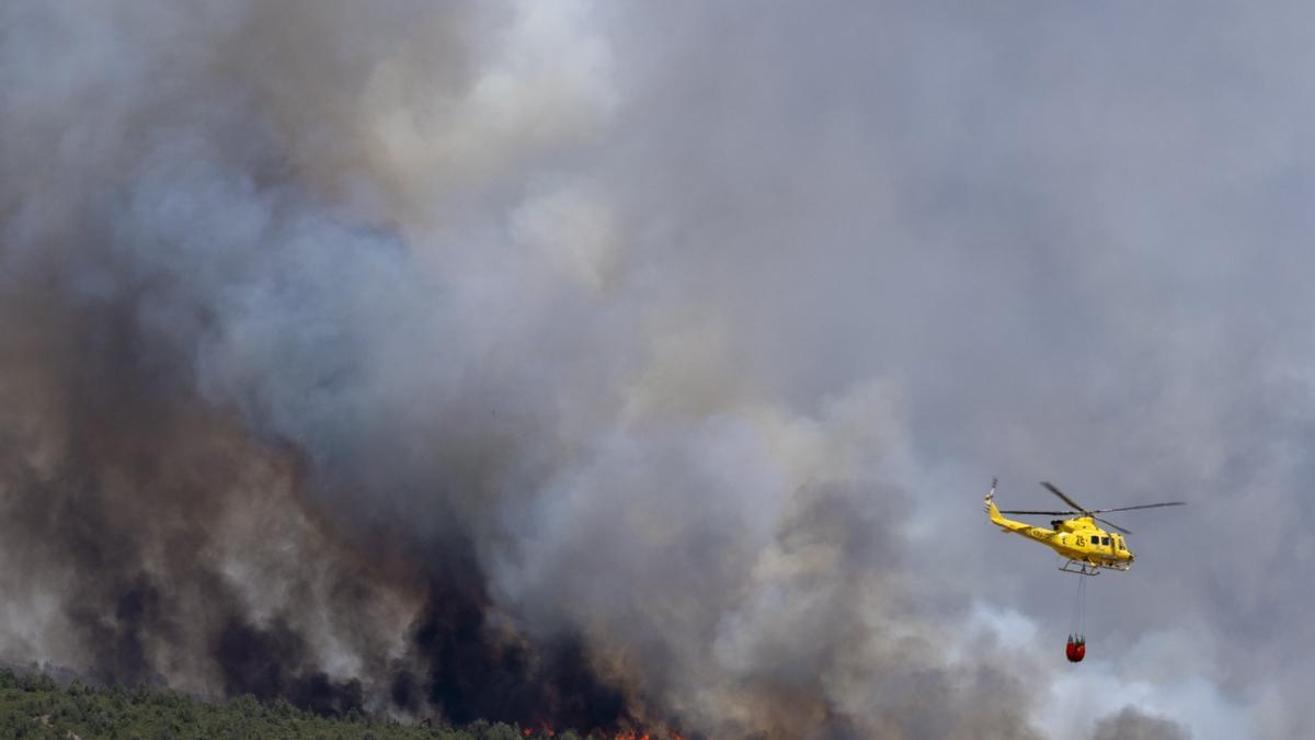 El incendio de La Mierla avanza sin control.