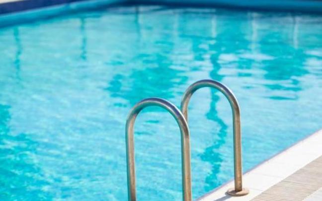 Se recomienda respetar las banderas en las playas, bañarse de día, vigilar a los más pequeños constantemente y evitar corrientes