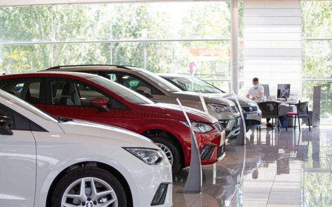 Imágenes de concesionarios de coches y talleres de reparación de Vitoria reabiertos en la Fase 1 de desescalada, tras el cierre temporal causado por la pandemia del coronavirus. Los locales han adoptado medidas para garantizar la seguridad de lo
