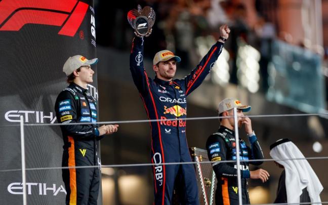 Max Verstappen celebra su victoria en el Gran Premio de Abu Dhabi entre Oscar Piastri y Lando Norris.