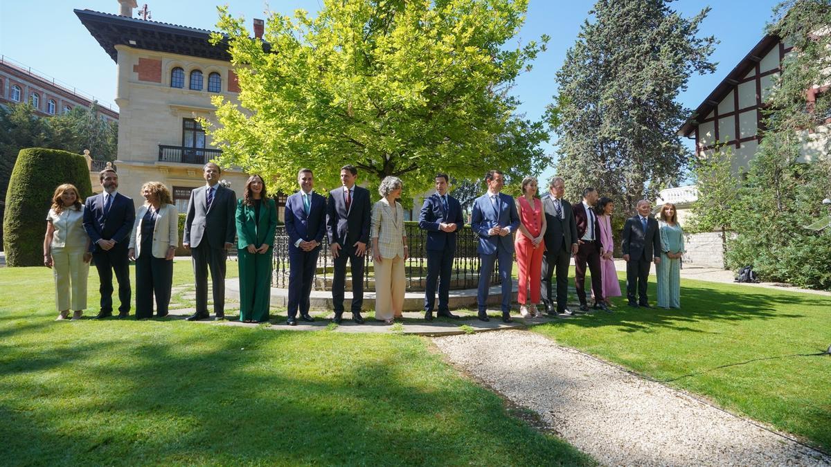 Foto de familia de Imanol Pradales con los nuevos consejeros del Gobierno vasco.
