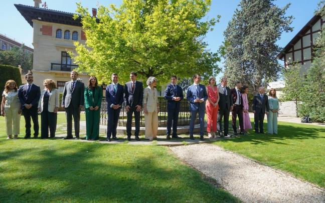 Foto de familia de Imanol Pradales con los nuevos consejeros del Gobierno vasco.