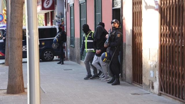 Un detenido, conducido por agentes de la Policía Nacional desplegados en Palma en una operación antiterrorista.