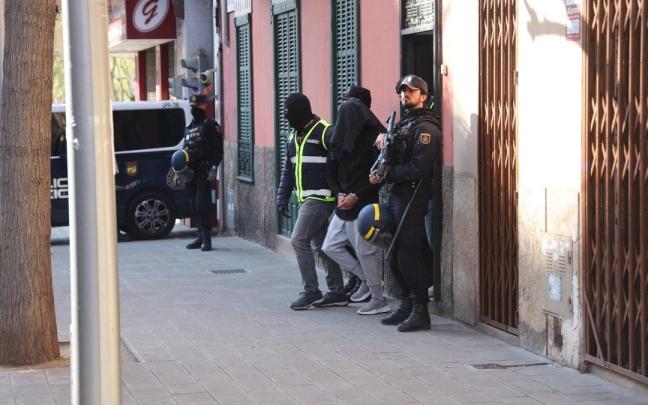 Un detenido, conducido por agentes de la Policía Nacional desplegados en Palma en una operación antiterrorista.