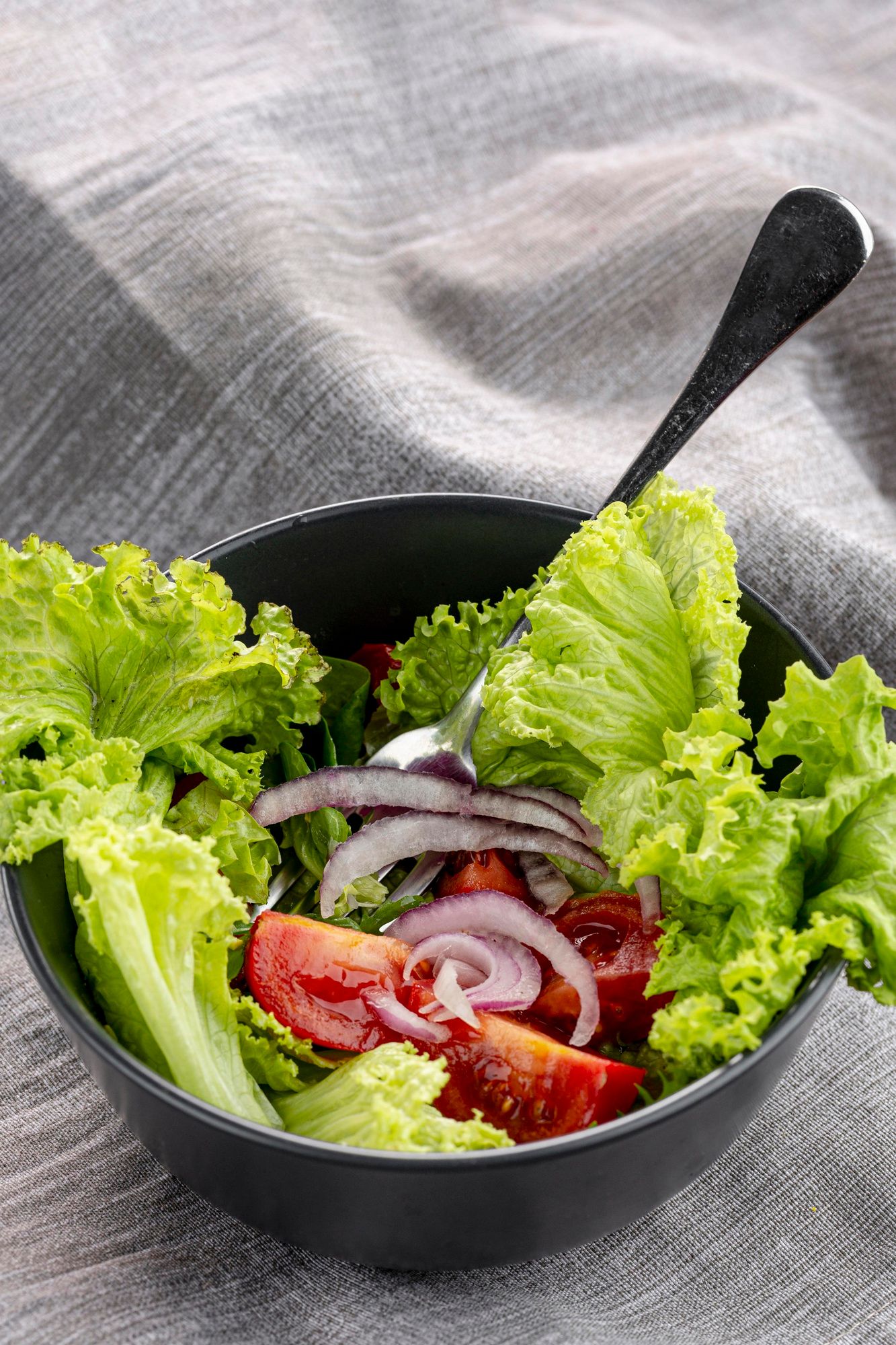 Ensalada de lechuga, tomate y cebolla.